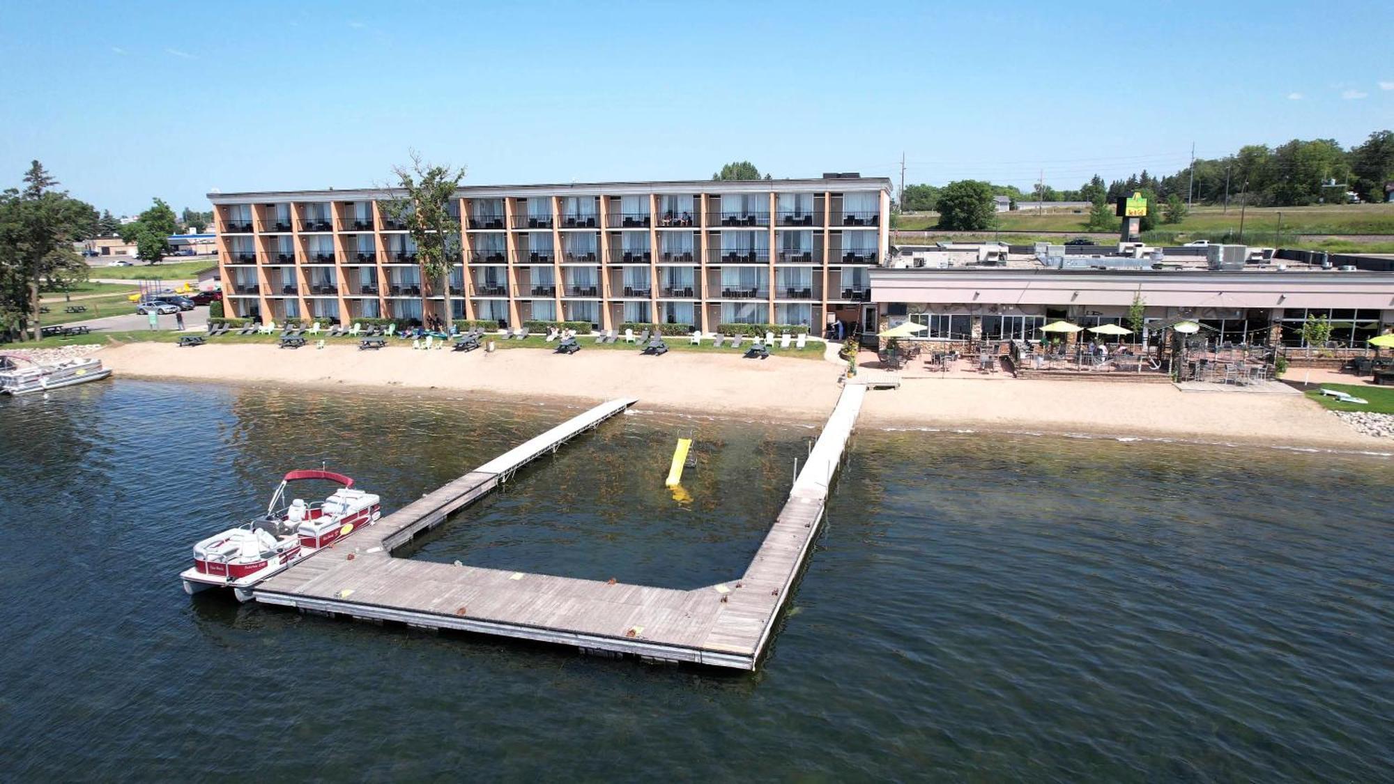 Holiday Inn Detroit Lakes By Ihg Exterior photo